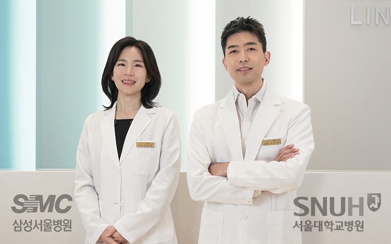 삼성서울병원, 서울대학교병원 로고와 함께 선 두 명의 전문의 대표원장 이미지