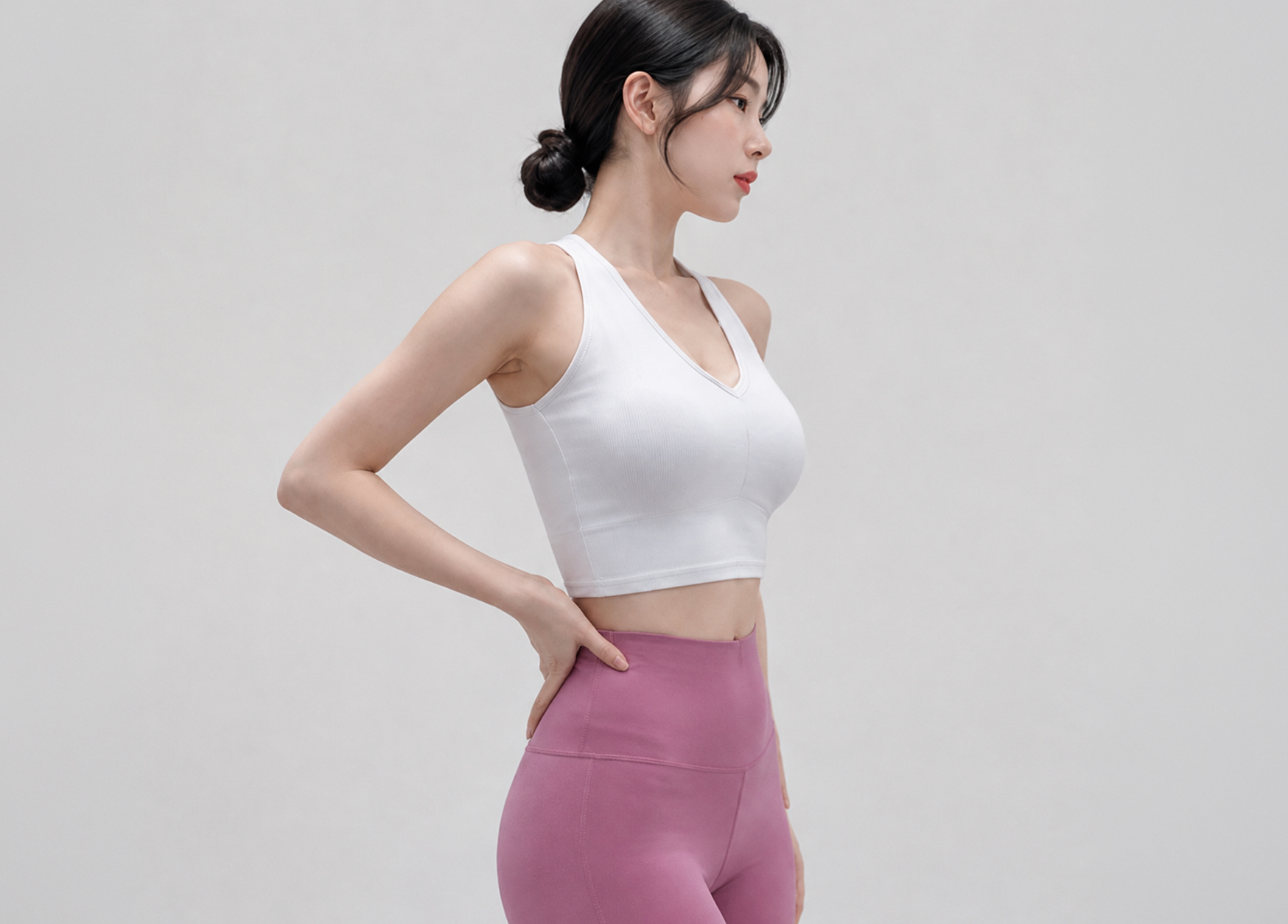 매끄럽고 탄력있는 복부 라인을 가진 여성의 옆모습 이미지