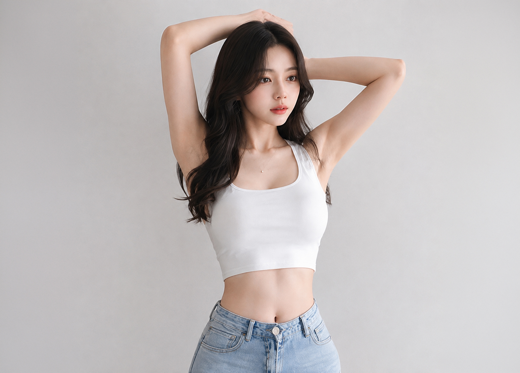 화이트 탱크톱과 라이트 블루 데님을 입고 두 팔을 머리 위로 올린 여성 모델 이미지